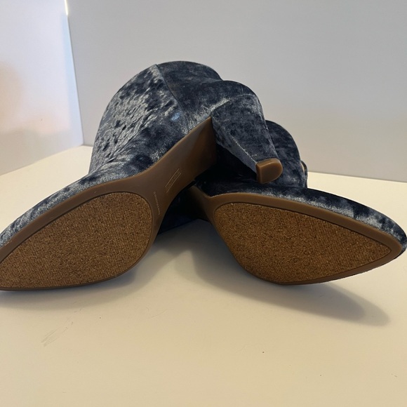 Elegant Blue Velvet Heeled Boots - Picture 6 of 8